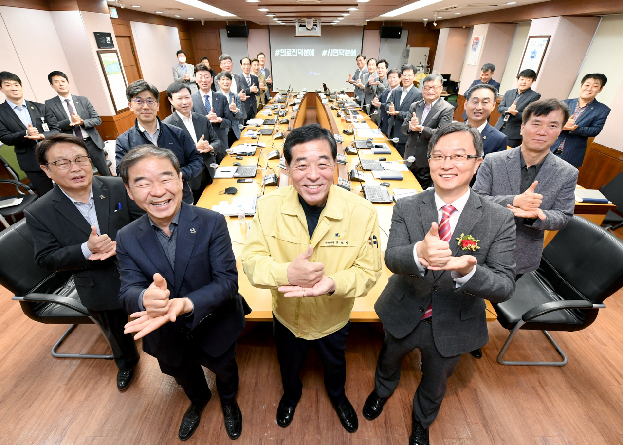 윤화섭 안산시장은 공직자들과 함께 ‘덕분에 챌린지’에 동참했다. [안산시 제공]