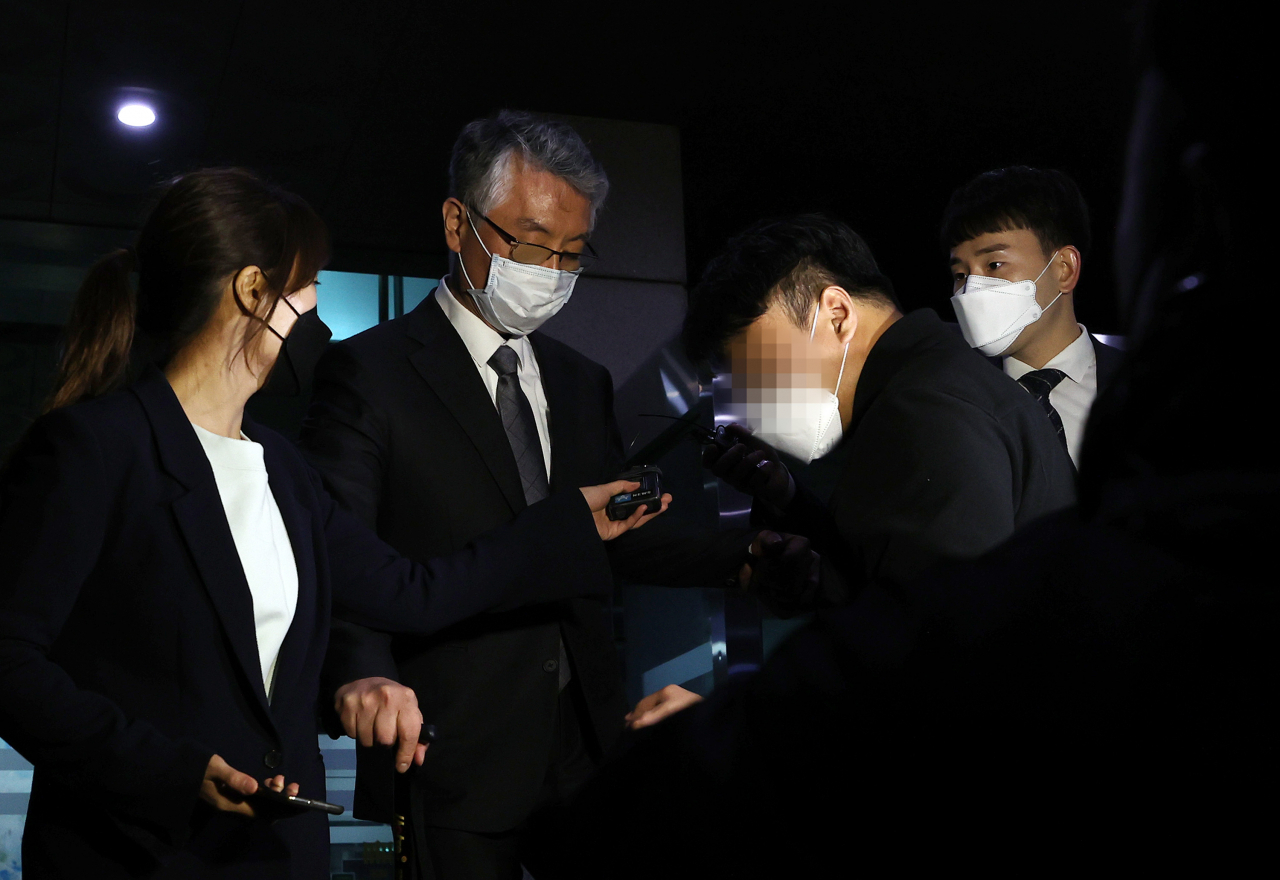 '미공개 정보 주식거래 의혹'을 받는 문은상 신라젠 대표이사가 지난달 27일 서울남부지검에서 조사를 마친 뒤 청사를 나서고 있다. [연합]