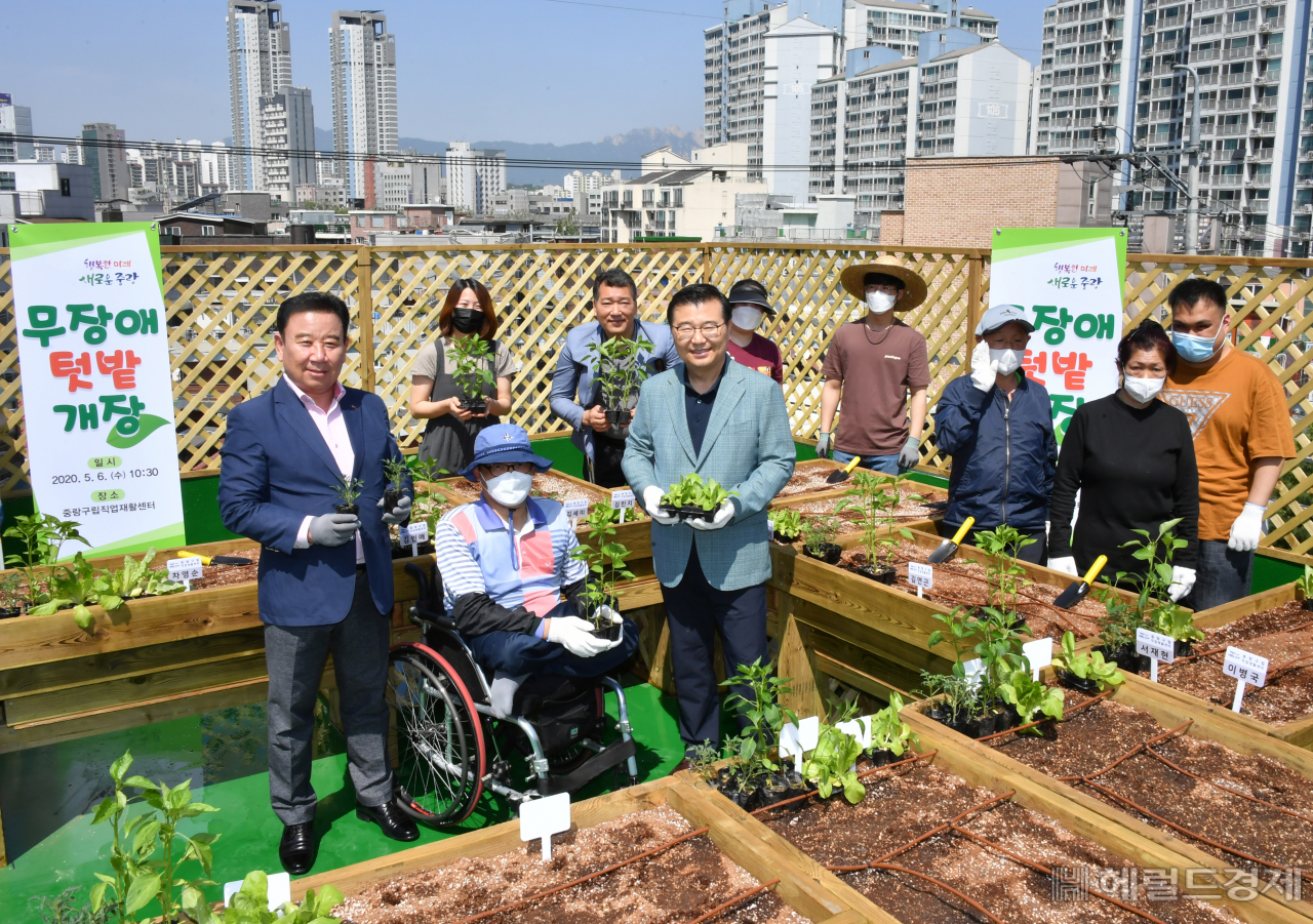 6일 열린 무장애텃밭 개장식에서 류경기 중랑구청장(앞줄 왼쪽에서 세번째)과 참석자들 기념촬영을 하고 있다. [중랑구 제공]
