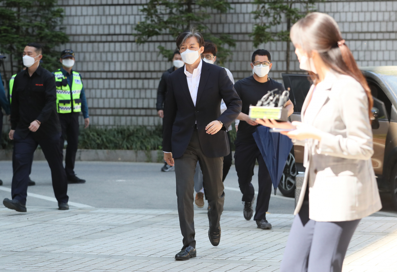 가족 비리와 감찰 무마 의혹 사건 등으로 기소된 조국 전 법무부 장관이 8일 오전 서울 서초구 서울중앙지방법원에서 열린 첫 공판에 출석하기 위해 법정으로 향하고 있다. 연합뉴스