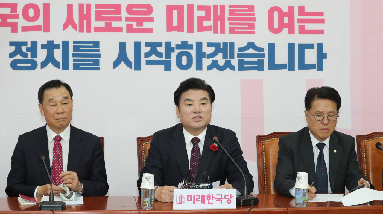 원유철 미래한국당 대표가 8일 오전 서울 여의도 국회에서 열린 최고위원회의에서 발언하고 있다. [연합]