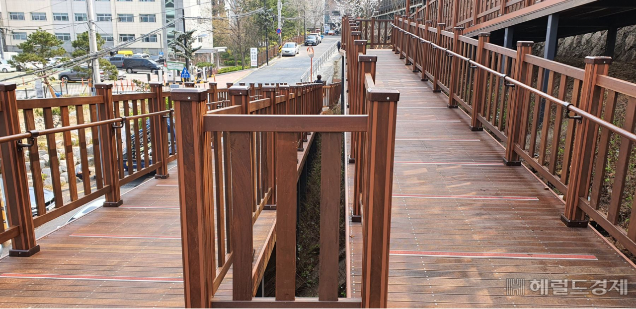 성서중학교를 우회하는 연결데크. [마포구 제공]