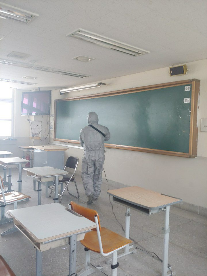 학교 방역 활동하는 모습. [양천구 제공]