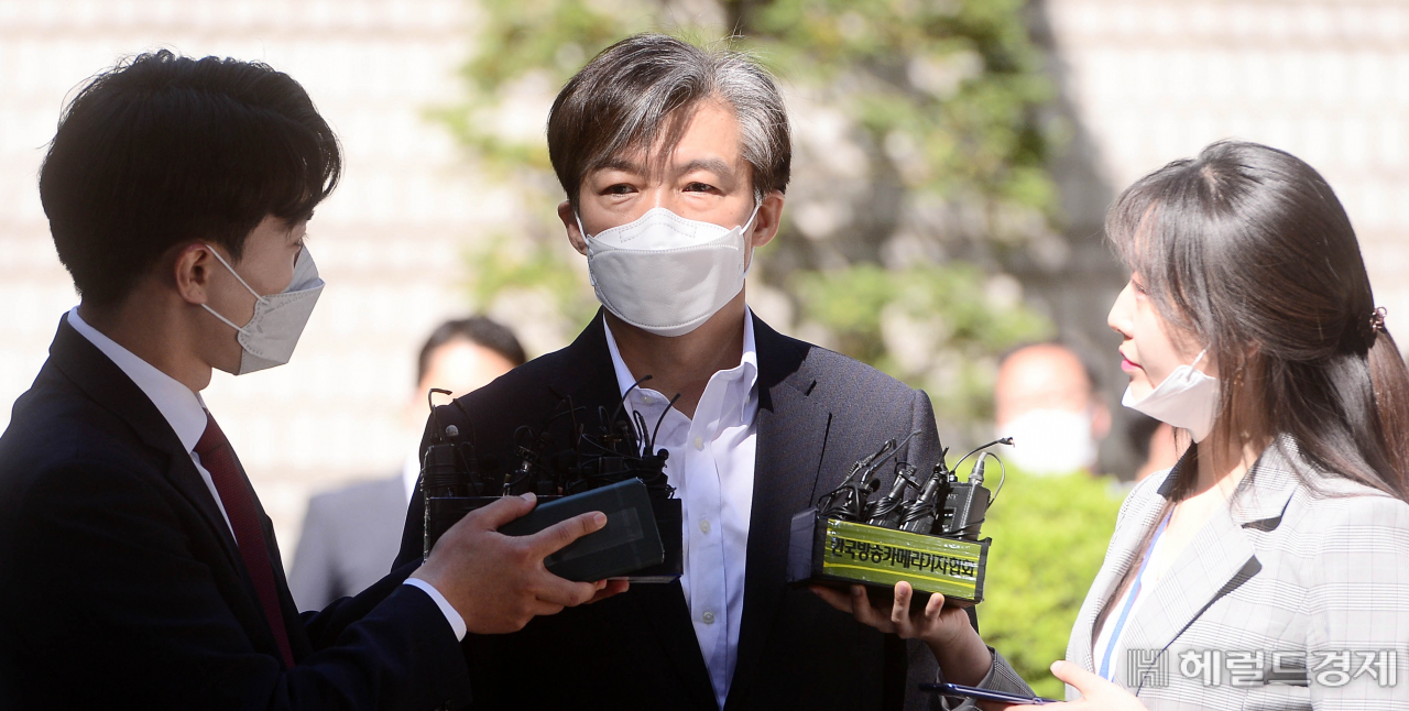 [헤럴드경제=이상섭 기자] 가족 비리와 감찰 무마 사건 관련 혐의로 재판에 넘겨진 조국 전 법무부 장관이 8일 서울 서초구 서울중앙지방법원에서 열린 첫 공판에 출석하기 전 취재진의 질문에 답하고 있다. babtong@heraldcorp.com