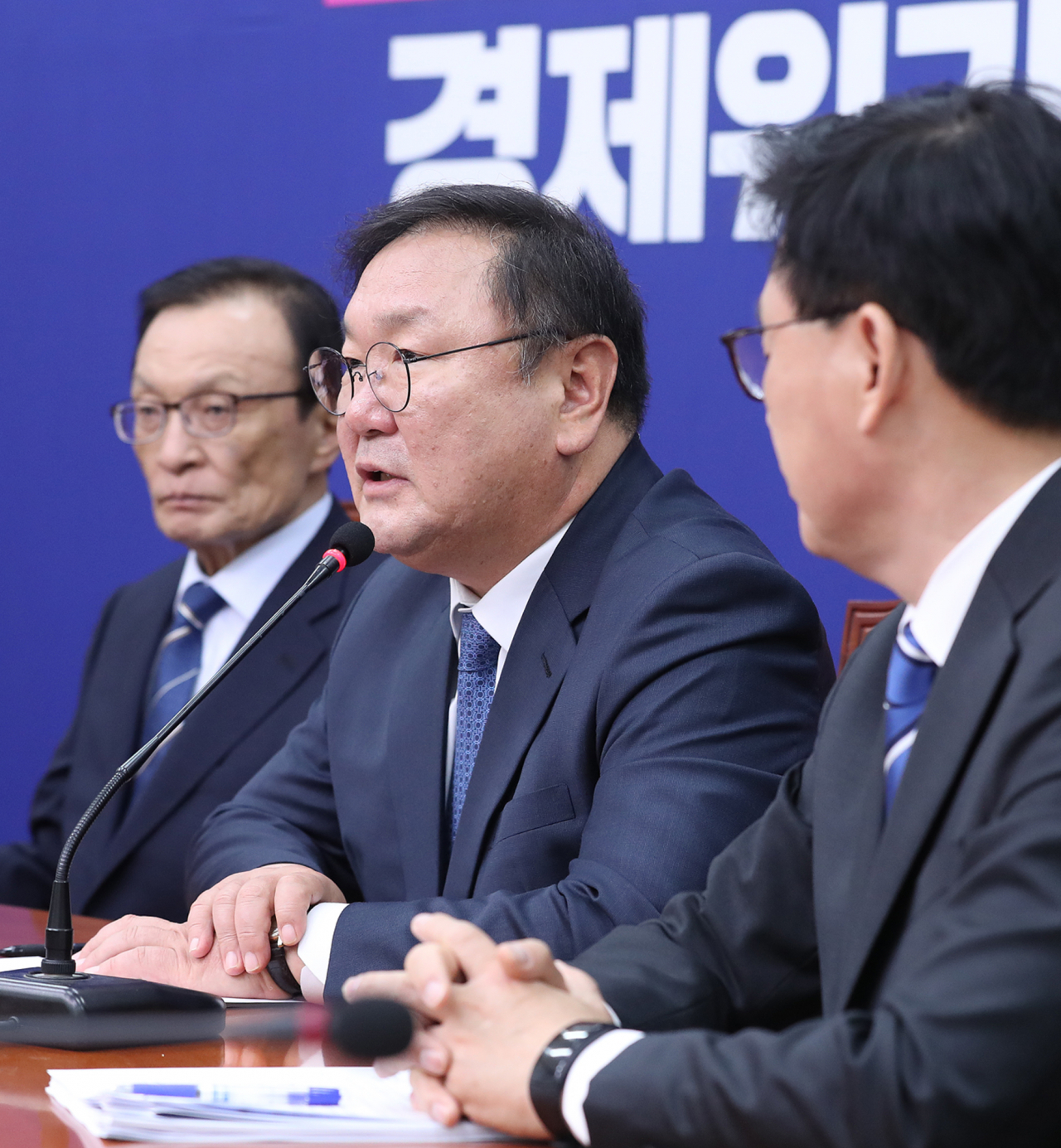 김태년 더불어민주당 원내대표가 8일 오전 서울 여의도 국회에서 열린 최고위원회의에서 발언하고 있다. [연합]