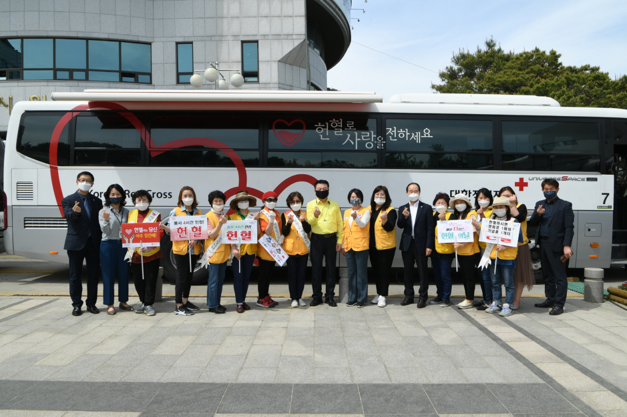 ‘행복나눔 헌혈행사’에 참여한 구리시 공직자 등. [구리시]