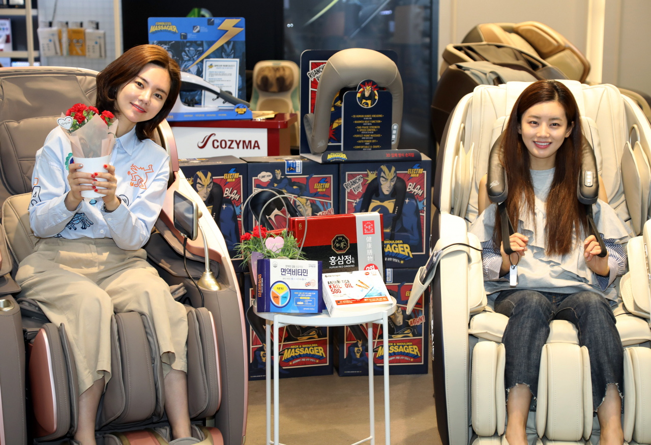 이마트에서 행사 진행 중인 어버이날 건강 가전 및 기능식품. [사진제공=이마트]