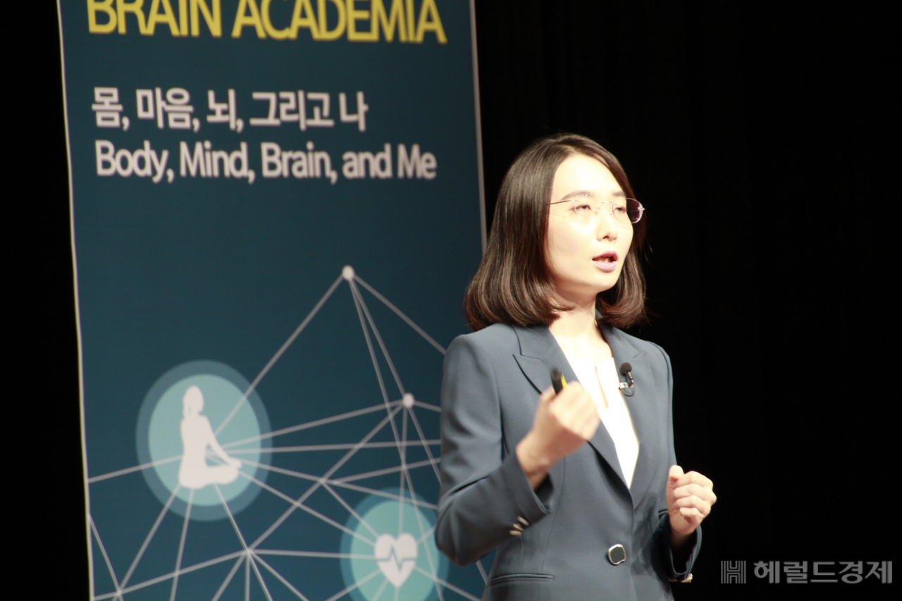 양현정 한국뇌과학연구원 부원장이 ‘뇌와 면역력 : 셀프심신건강법의 소개’를 강의하고 있다.