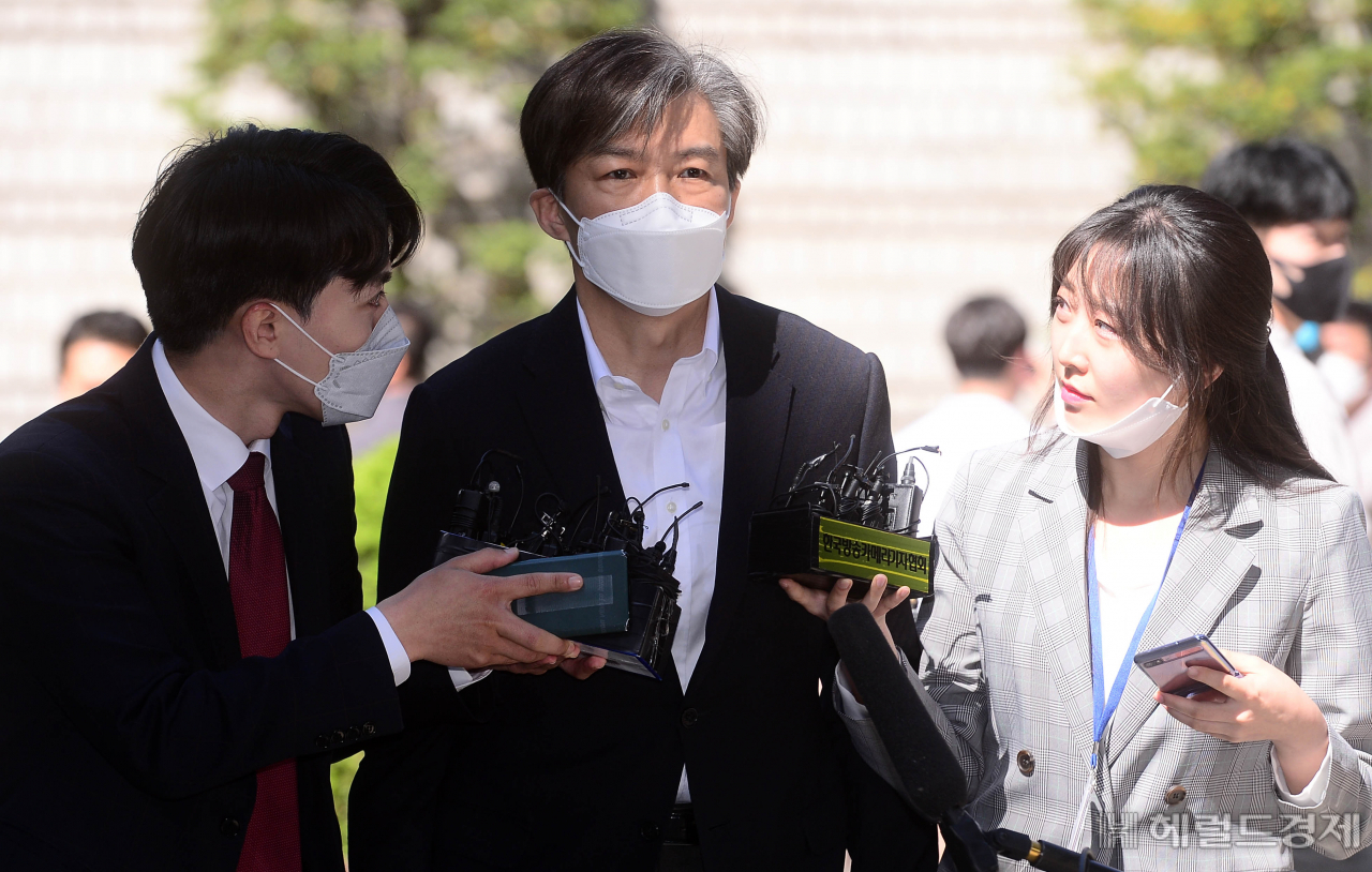 [헤럴드경제=이상섭 기자] 가족 비리와 감찰 무마 사건 관련 혐의로 재판에 넘겨진 조국 전 법무부 장관이 피고인 신분으로 8일 서울 서초구 서울중앙지방법원으로 들어가고 있다. babtong@heraldcorp.com