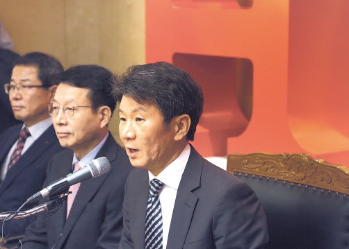 지난해 기자회견을 열어 아시아나항공 인수를 발표하고 있는 정몽규 HDC현대산업개발 회장