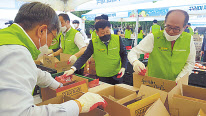 김성영 이마트24 대표이사(사진 가운데)가 취약계층에게 전달할 도시락 꾸러미 제작에 참여하고 있다. [이마트24 제공]