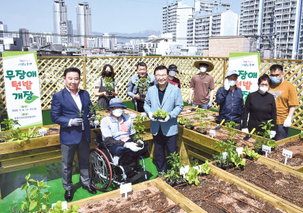 6일 열린 무장애텃밭 개장식에서 류경기 중랑구청장(앞줄 왼쪽에서 세번째)과 참석자들 기념촬영을 하고 있다. [중랑구 제공]