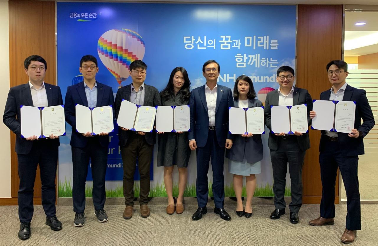 지난 7일 NH-Amundi자산운용 여의도 본사에서 ‘NH-Amundi자산운용 제1기 청년이사회 위촉식’이 열렸다. 배영훈(앞줄 왼쪽 다섯 번째) 대표와 청년이사들이 기념촬영을 하고 있다.[NH-Amundi자산운용 제공]