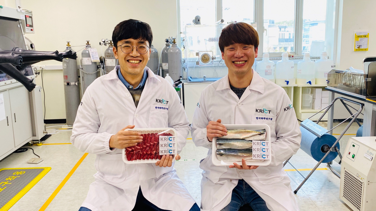 화학연 연구진이 콜드체인 안심스티커가 부착된 식료품을 들고 있다.[한국화학연구원 제공]