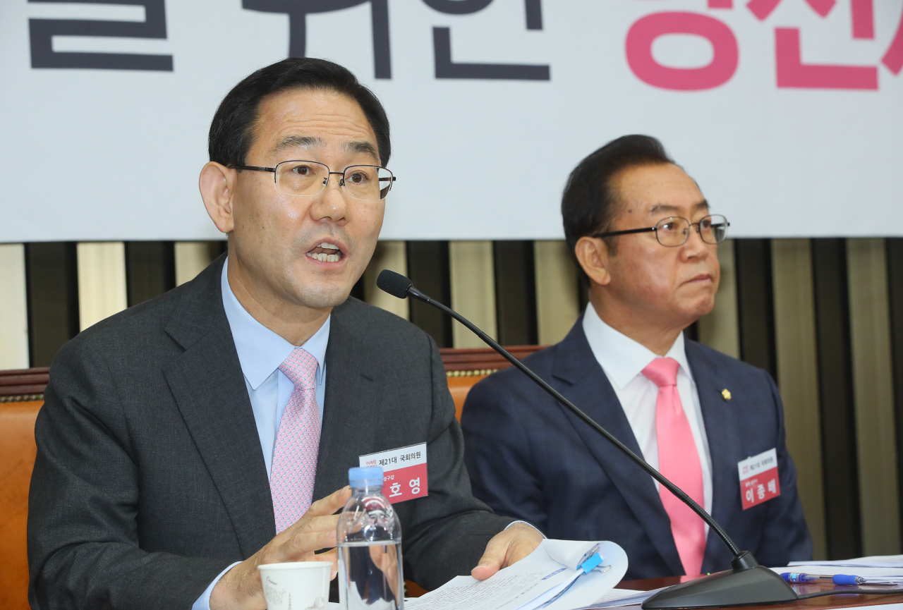 제21대 국회 미래통합당 첫 원내대표에 출마한 주호영 후보가 8일 국회에서 열린 2020년 원내대표 및 정책위의장 선출을 위한 합동토론회에서 질문에 답하고 있다. 오른쪽은 정책위의장 이종배 동반 후보. [연합]