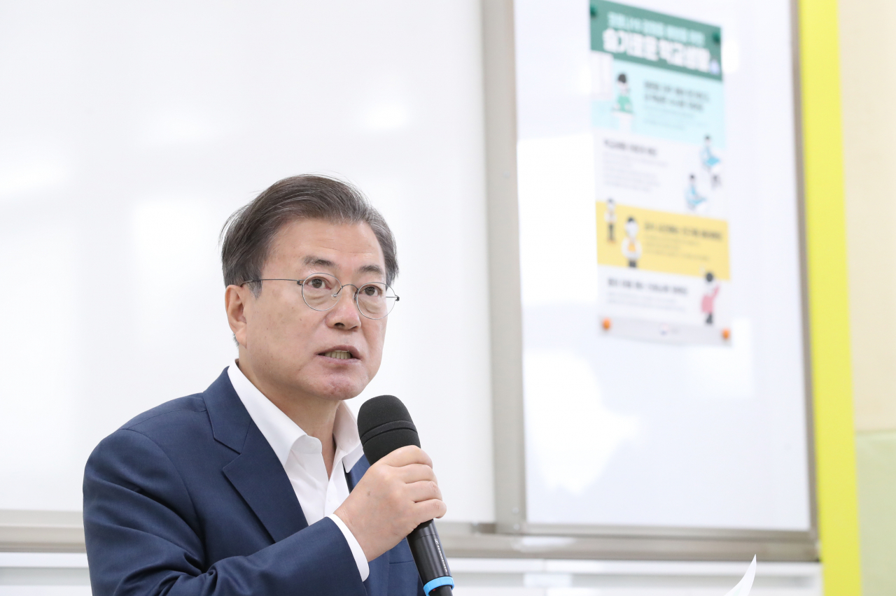 문재인 대통령이 8일 오전 다음 주 등교 개학을 앞둔 서울 용산구 중경고등학교를 방문, 교사 및 학부모들과 간담회를 하고 있다. [연합]