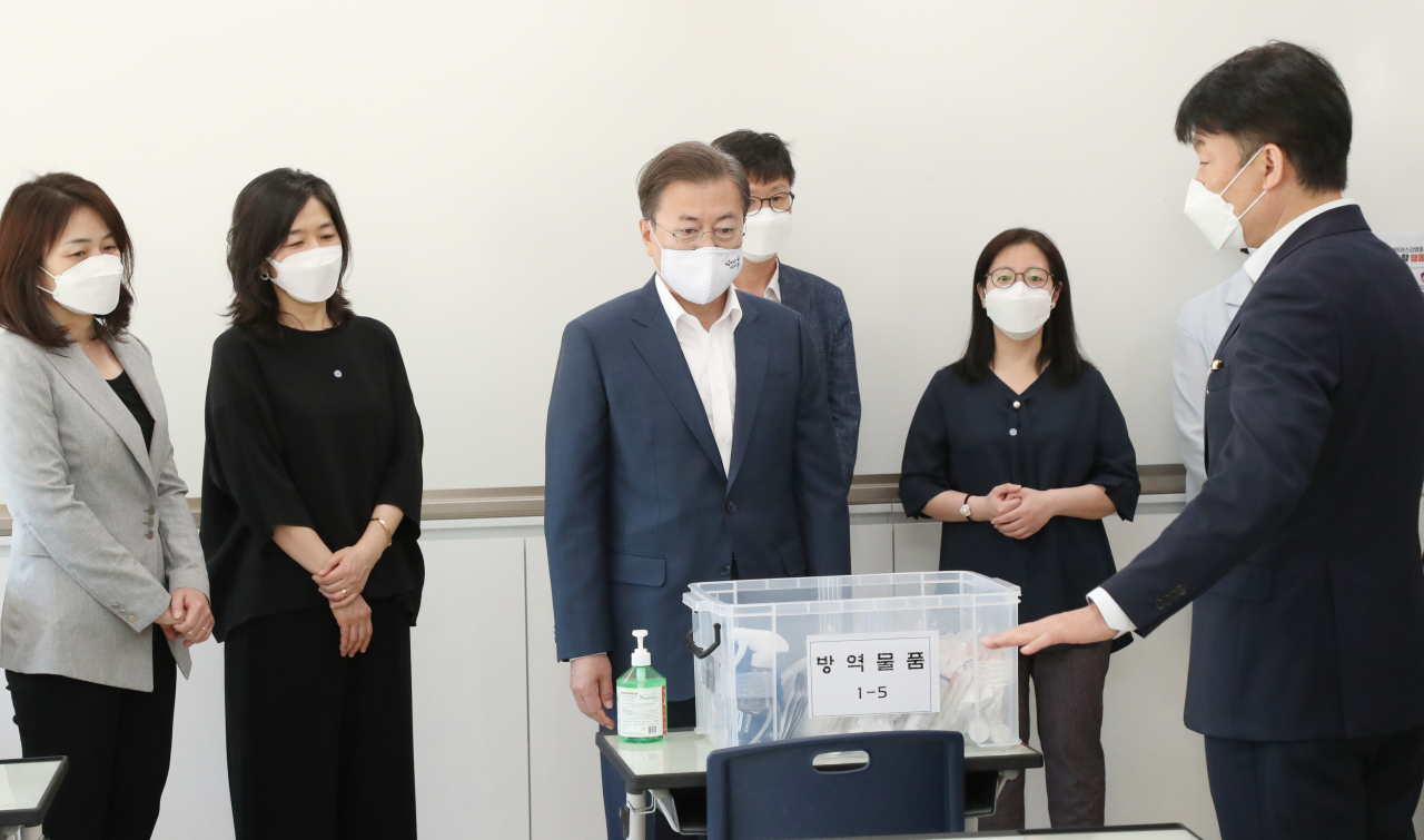 문재인 대통령이 8일 오전 다음 주 등교 개학을 앞둔 서울 용산구 중경고등학교를 방문, 일반교실을 점검하고 있다. [연합]