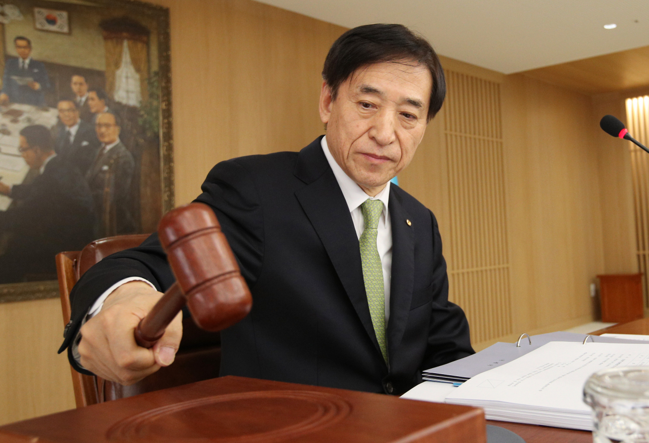 이주열 한국은행 총재가 지난달 9일 서울 중구 한국은행에서 열린 금융통화위원회에서 의사봉을 두드리고 있다. [한국은행 제공]