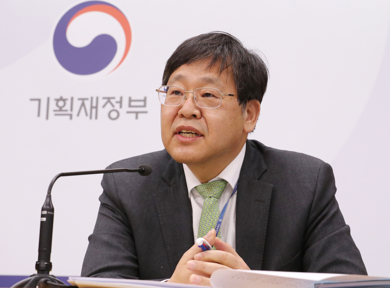 안일환 기획재정부 예산실장이 지난달 20일 오전 세종시 정부세종청사에서 '2021년도 예산안 편성 및 기금운용계획안 작성지침' 배경브리핑을 하고 있다. [연합]
