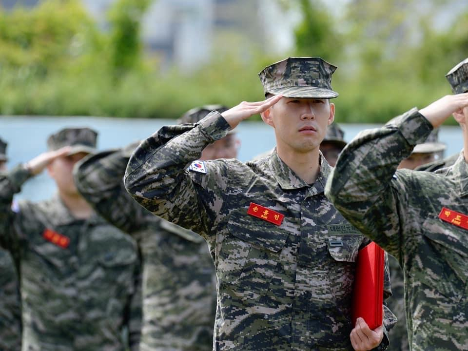 한국 축구대표팀 에이스 손흥민(28·토트넘)이 8일 오전 제주 서귀포시 대정읍 해병대 9여단 훈련소에서 열린 기초군사훈련 수료식에서 경례하고 있다. [연합]