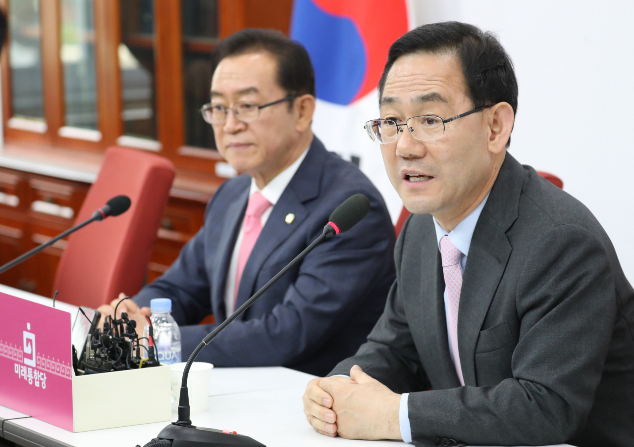 제21대 국회 미래통합당 첫 원내대표에 선출된 주호영 의원(오른쪽)과 이종배 정책위의장이 8일 서울 여의도 국회에서 기자회견을 하고 있다. [연합]