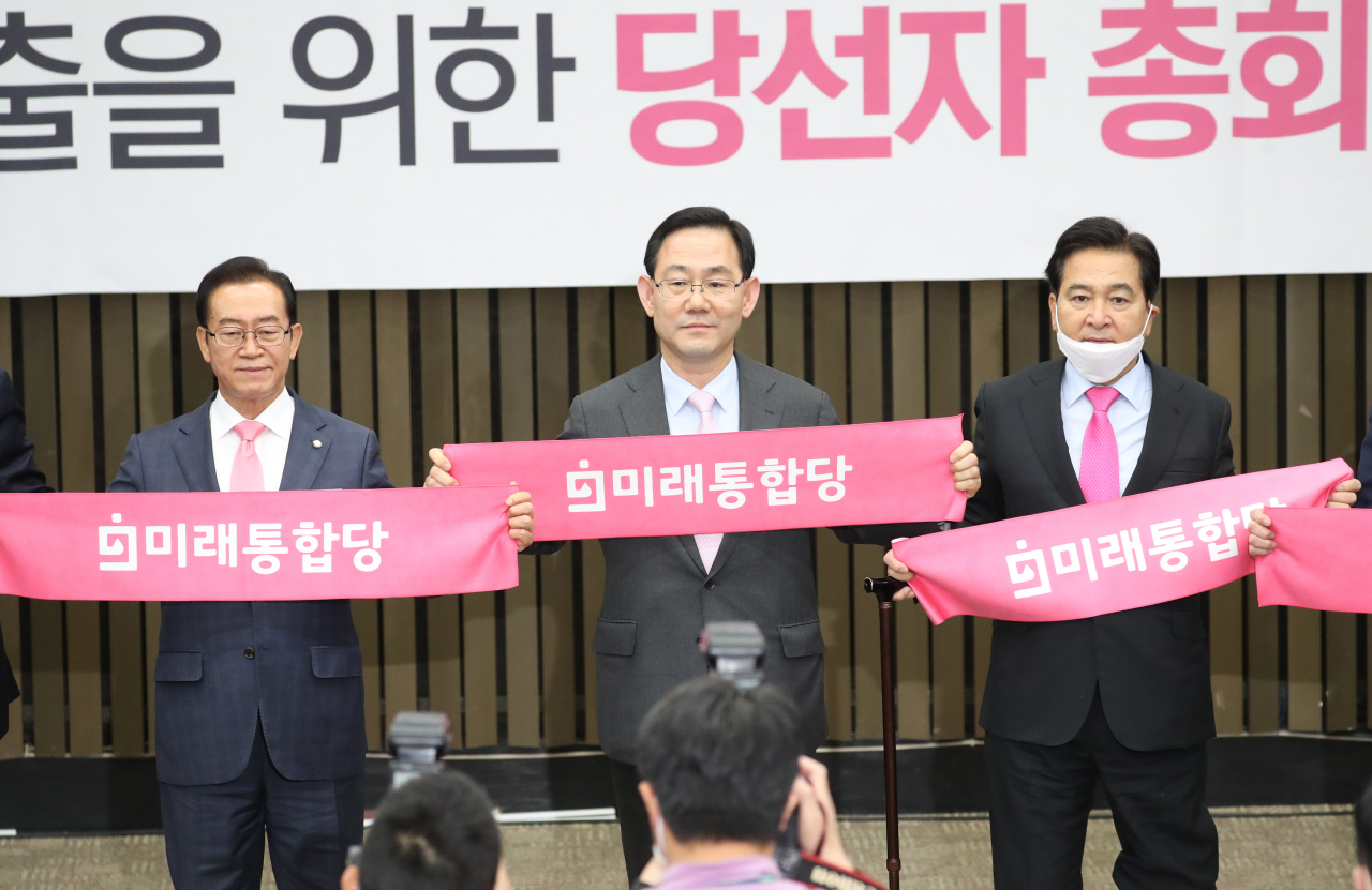 제21대 국회 미래통합당 첫 원내대표에 선출된 주호영 의원(가운데)과 정책위의장 이종배 의원(왼쪽)이 8일 국회에서 열린 2020년 원내대표 및 정책위의장 선출을 위한 당선자총회에서 당선 기념 촬영을 하고 있다. [연합]
