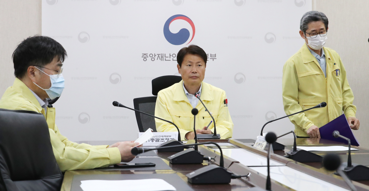 김강립(가운데) 중앙재난안전대책본부 제1총괄조정관(보건복지부 차관)이 8일 오후 세종시 정부세종청사에서 용인 코로나19 확진자와 관련해 중대본-지자체 영상회의에 참석해 자리하고 있다. 왼쪽은 윤태호 중앙재난안전대책본부 방역총괄반장(보건복지부 공공보건정책관). [연합]