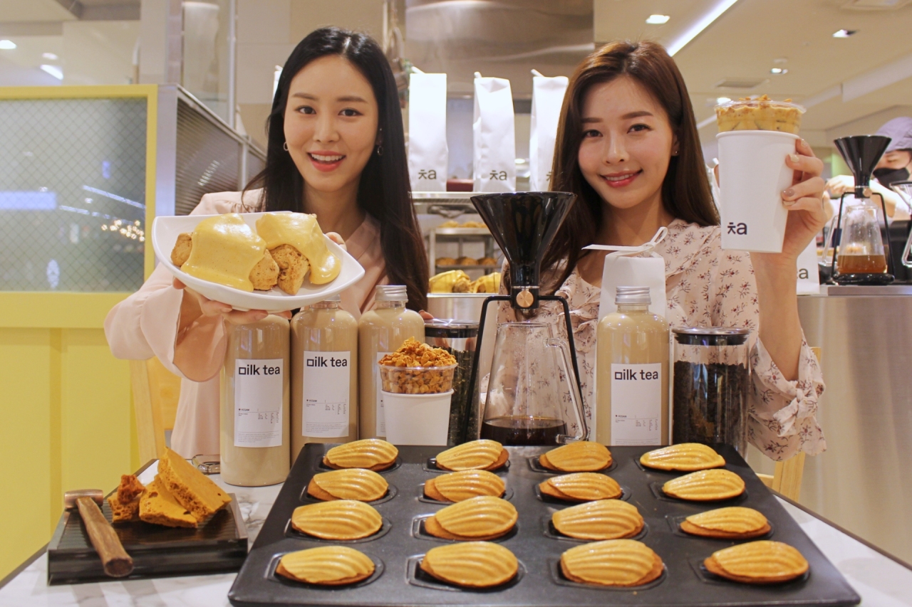 Models present dalgona-related products of Cafe Cha at Lotte Department Store in central Seoul on Wednesday. (Lotte Shopping)