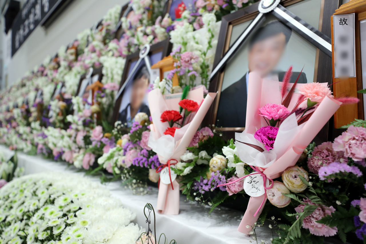 어버이날인 8일 오후 경기 이천시 서희 청소년문화센터에 마련된 이천 물류창고 화재참사 합동 분향소에서 영정 앞으로 유가족들이 놓은 카네이션이 놓여 있다. 연합뉴스