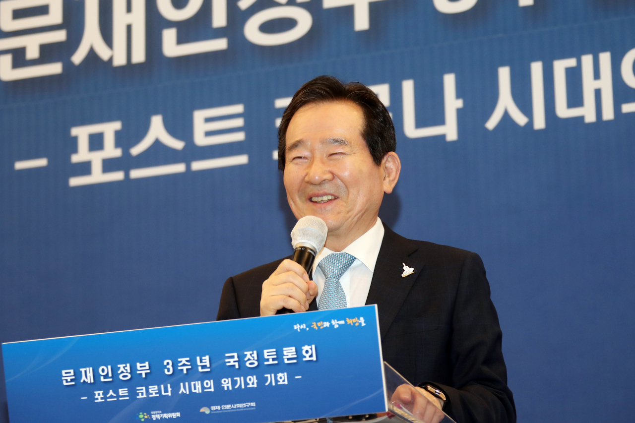 정세균 국무총리가 8일 오후 서울 서초구 더케이호텔에서 대통령 직속 정책기획위원회와 경제인문사회연구회 공동 주최로 열린 문재인 정부 3주년 국정토론회에 참석해 특별강연을 하고 있다. 연합뉴스