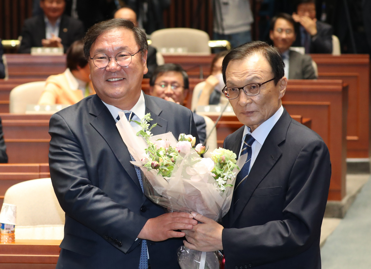 더불어민주당 이해찬 대표가 8일 오후 서울 여의도 국회에서 열린 의원총회에서 김태년 신임 원내대표에게 꽃다발을 전달하고 있다. 연합뉴스