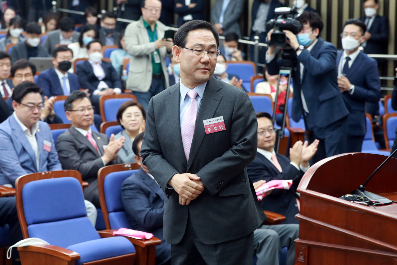 제21대 국회 미래통합당 첫 원내대표에 선출된 주호영 의원이 8일 국회에서 열린 2020년 원내대표 및 정책위의장 선출을 위한 당선자총회에서 당선 인사를 하기 위해 이동하고 있다. 연합뉴스