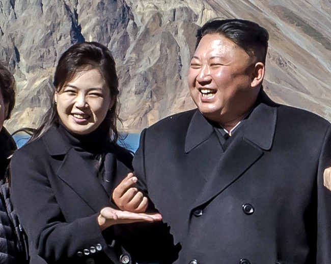 THE SHAPE OF HIS HEART -- North Korean leader Kim Jong-un and his wife Ri Sol-ju, along with South Korean officials, pose for cameras with the so-called “finger heart” gesture against the backdrop of Cheonji Lake on top of Mount Paekdu on Sept. 20, 2018.(Cheong Wa Dae)