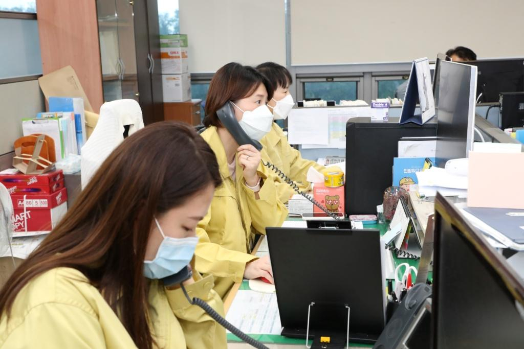 9일 용산구청 공무원들이 4월30일~5월5일 이태원 클럽·주점 5곳 방문자 전수조사를 진행하고 있다. [용산구 제공]