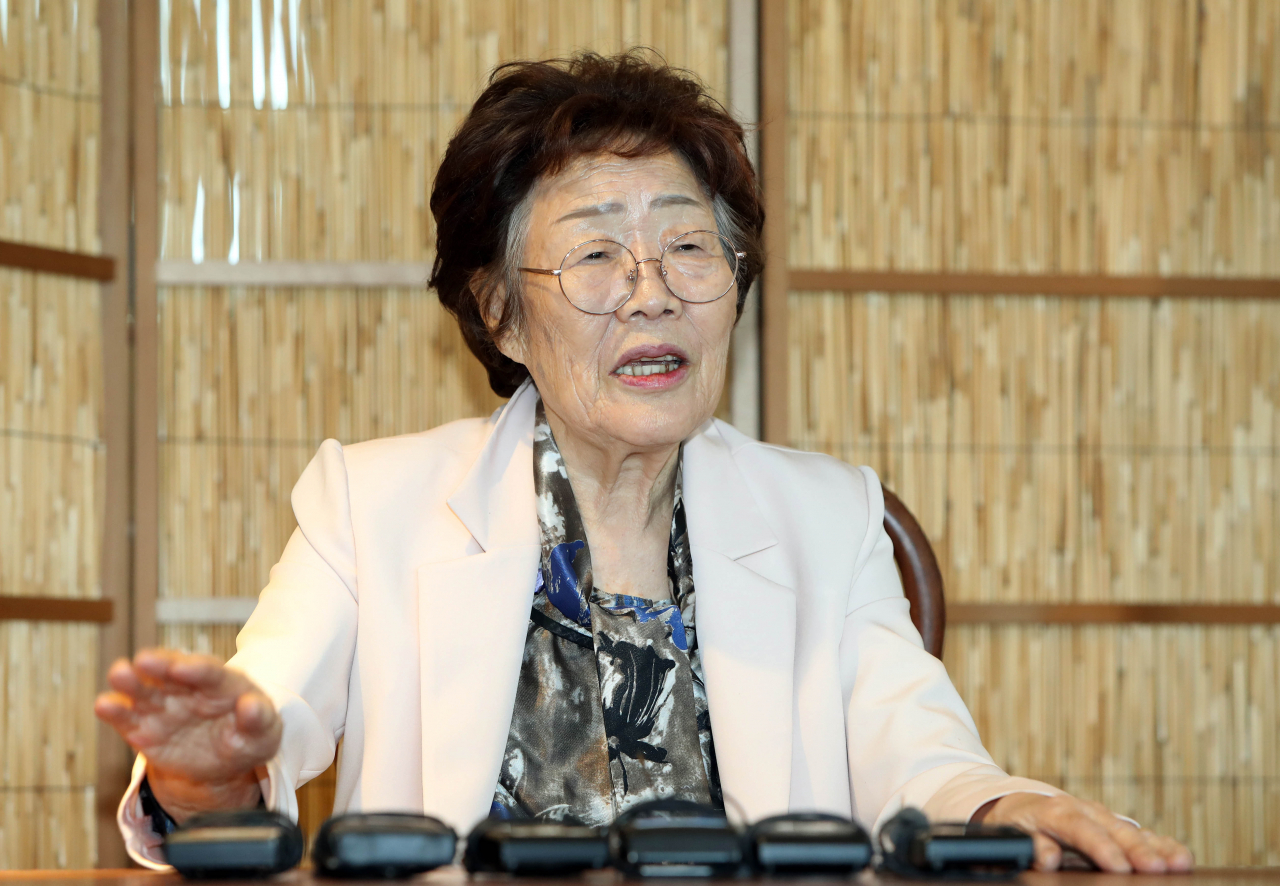 일본군 '위안부' 피해 생존자인 이용수 할머니는 7일 오후 대구시 남구 한 찻집에서 열린 기자회견에서 수요집회를 없애야 한다고 주장하며 관련단체를 비난했다. 연합뉴스