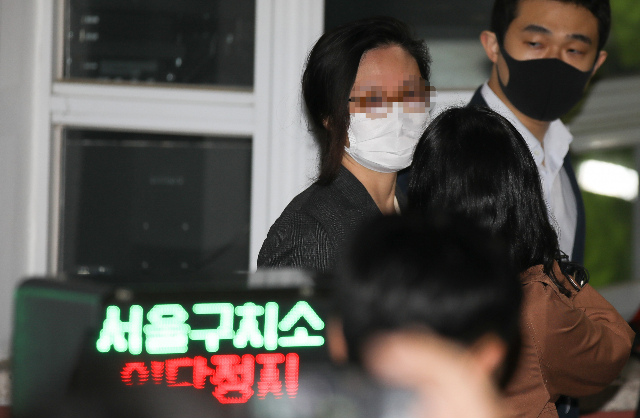 자녀 입시비리와 사모펀드 의혹 등으로 구속기소 된 정경심 동양대 교수가 구속기간 만료로 석방돼 10일 새벽 경기 의왕 서울구치소를 나서고 있다. [연합]