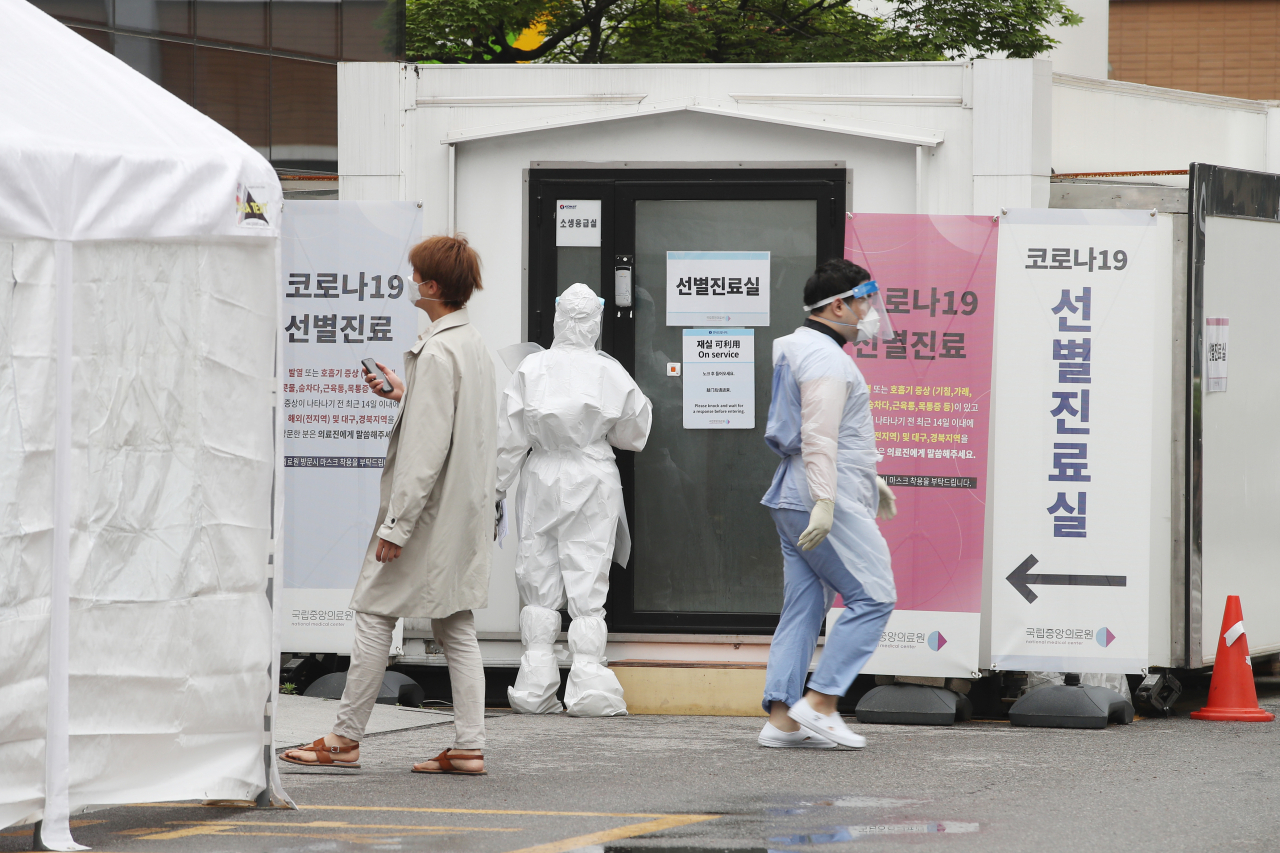 서울 중구 국립중앙의료원에 설치된 선별진료소에서 의료진들이 분주하게 움직이고 있다. 연합뉴스
