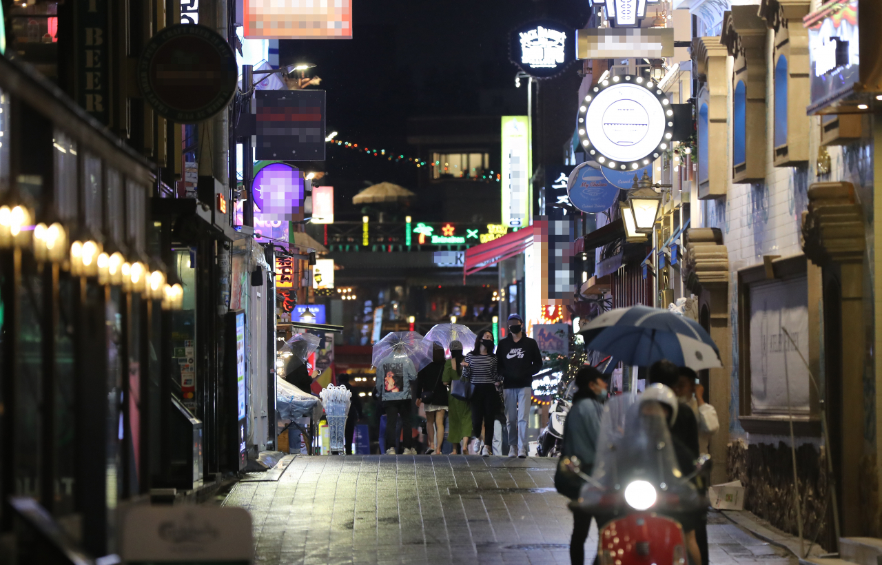 정부가 클럽 등 유흥시설을 대상으로 한 달 동안 운영 자제를 권고하는 행정명령을 내린 8일 오후 서울 이태원의 음식점과 술집 등이 밀집한 골목이 비교적 한산하다. [연합]