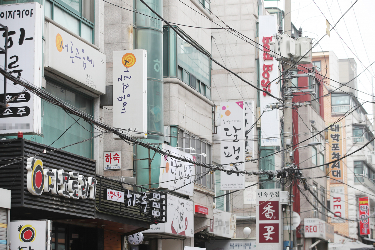 경기도 용인 66번 확진 환자가 다녀간 이태원 클럽에서 신종 코로나바이러스 감염증(코로나19) 추가 감염이 잇따르자 정부가 클럽 등 유흥시설을 대상으로 운영 자제를 권고하는 행정명령을 내리기로 했다. 중앙재난안전대책본부는 지난 8일 오후 8시부터 6월 7일까지 한 달 동안 전국 클럽, 감성주점, 콜라텍 등 유흥시설에 운영 자제를 권고하는 행정명령을 시행한다고 밝혔다. 사진은 10일 오전 서울 서대문구 신촌의 유흥시설. 연합뉴스