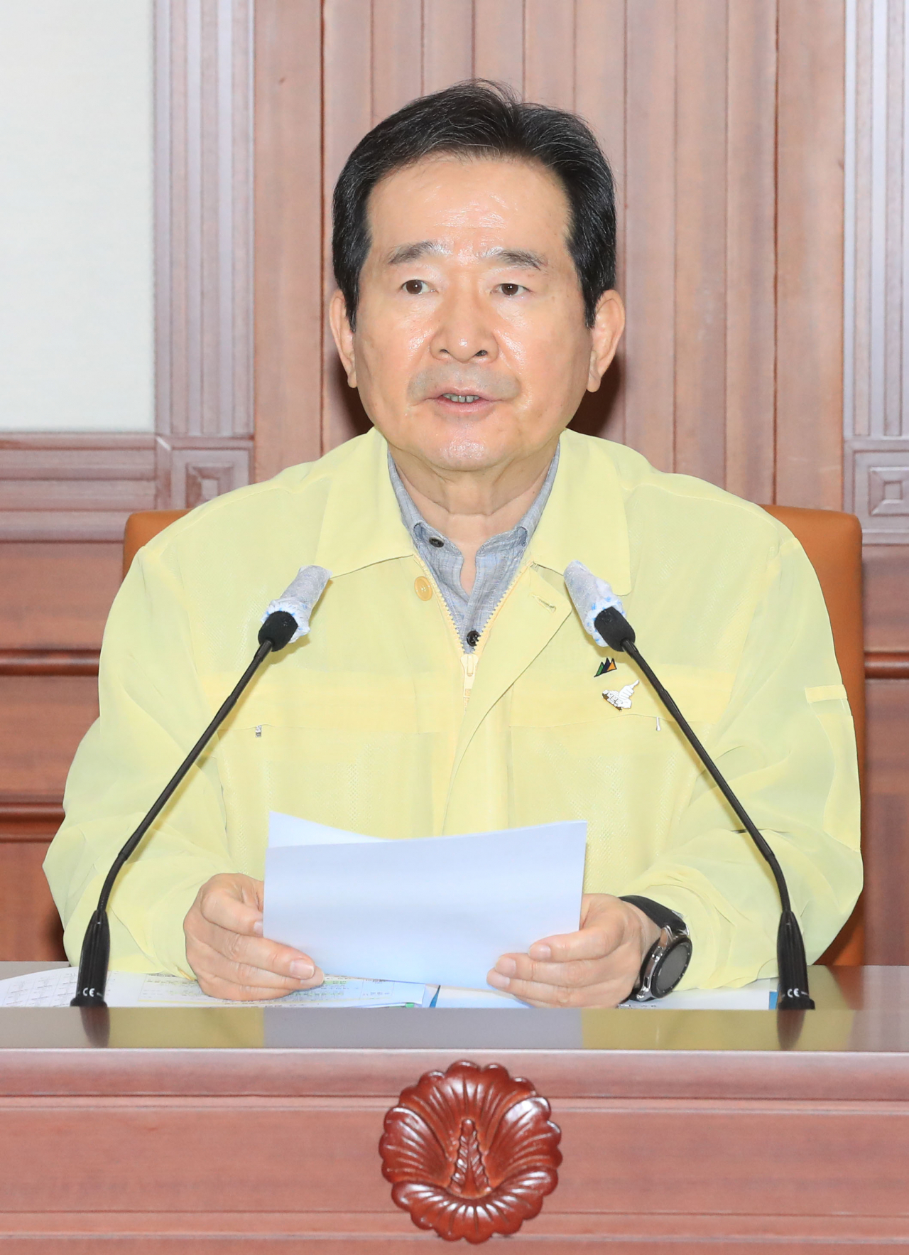 정세균 국무총리가 휴일인 10일 오후 정부서울청사 중앙재난안전상황실 서울상황센터에서 열린 코로나19 대응 중앙재난안전대책본부 회의를 주재하며 발언하고 있다. [연합]