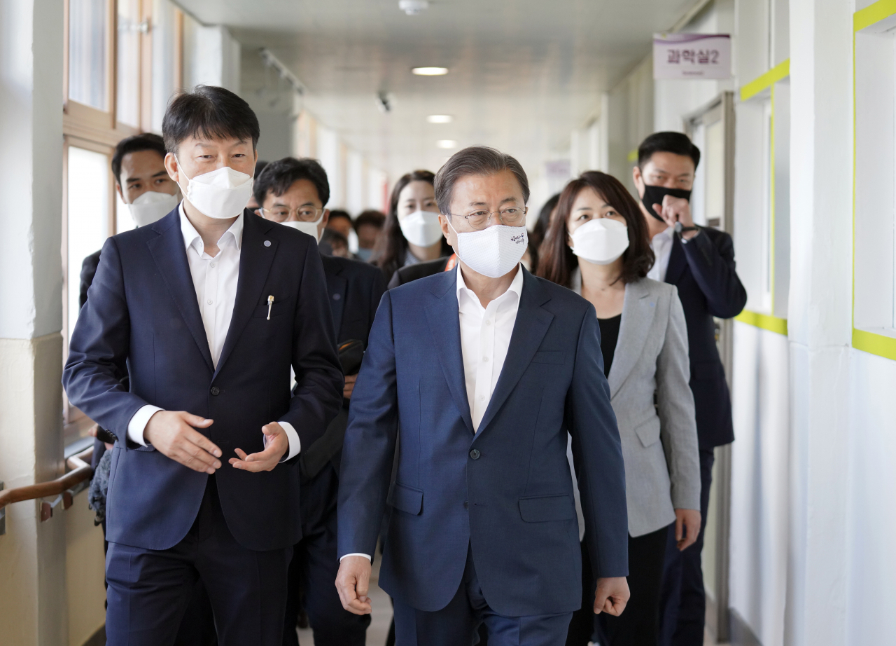 문재인 대통령이 8일 오전 다음 주 등교 개학을 앞둔 서울 용산구 중경고등학교를 방문, 감염예방조치 설명을 듣고 있다. [연합]