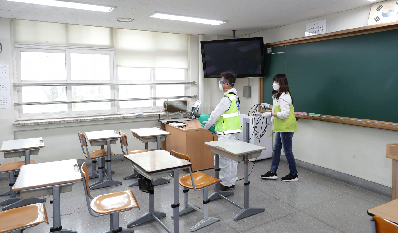 서울시 양천구 '가방(같이해서 가치 있는 학교 방역)봉사단'이 8일 오후 서울시 양천구 광영고등학교 교실에서 방역 소독하고 있다. [연합]