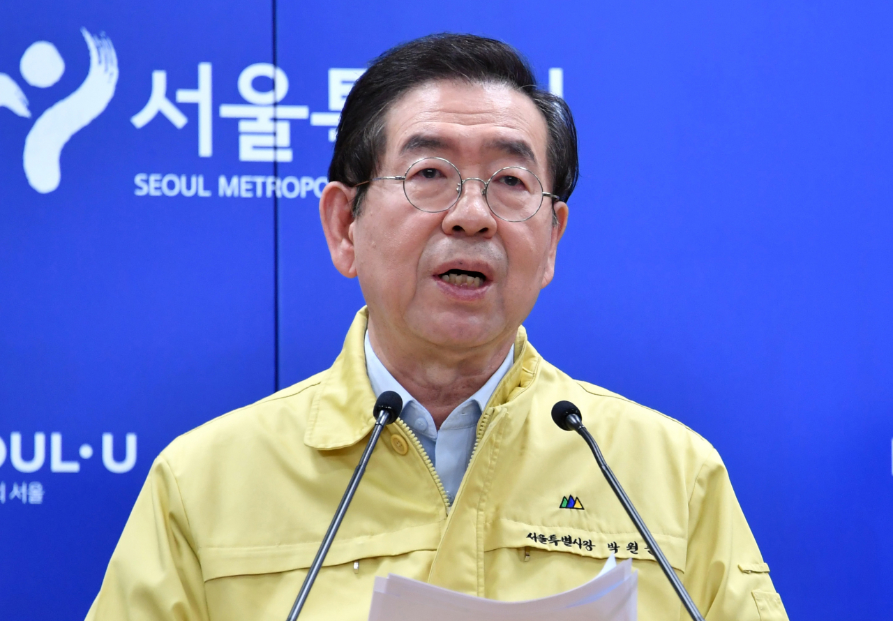 박원순 서울시장이 9일 서울 중구 서울시청 브리핑룸에서 ‘코로나19’ 관련 긴급 브리핑을 하고 있다. [연합]