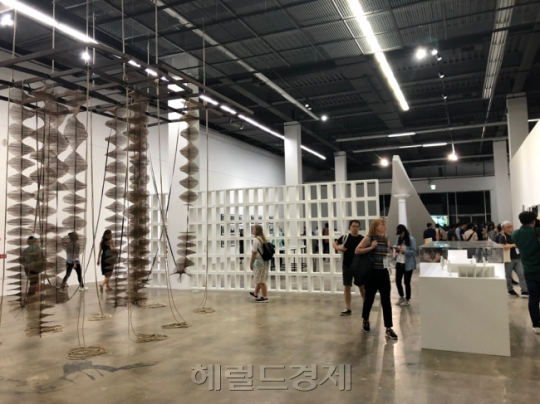 코로나19의 세계적확산에 따라 오는 9월 개막예정이던 제 13회 광주비엔날레가 내년 2월로 연기된다. 사진은 2018년 9월에 개최된 제 12회 광주비엔날레 전시 전경 [사진=헤럴드BD]