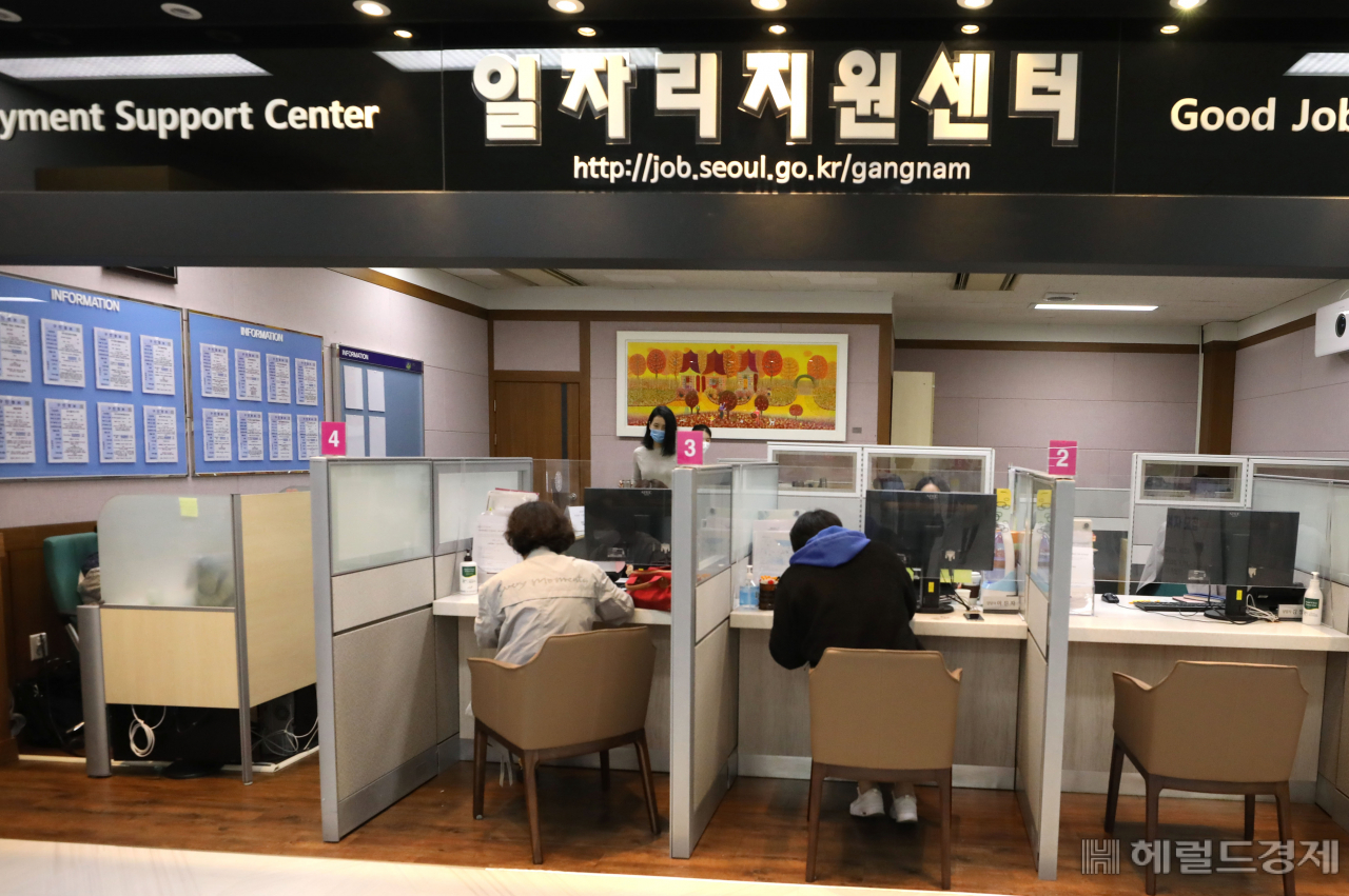강남구 일자리지원센터에서 무급휴직자들이 고용유지지원금을 신청하고 있다. [강남구 제공]