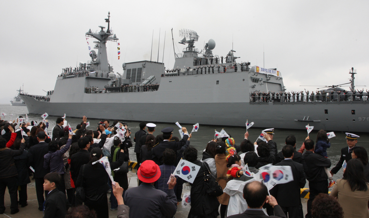 지난해 해군 기지에서 열린 환송식에서 초청된 가족 등이 청해부대를 환송하고 있다.[사진=해군]