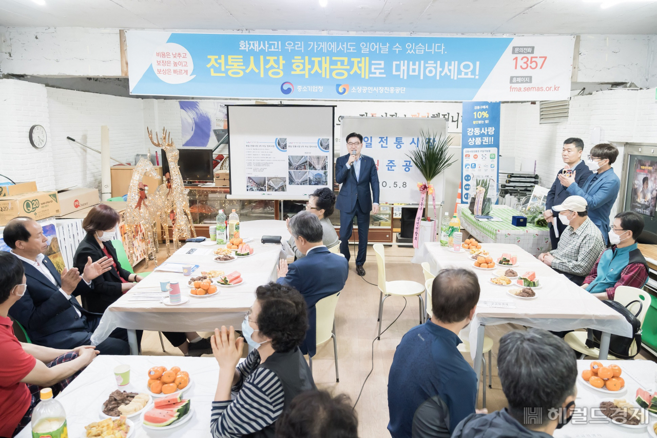 이정훈 강동구청장이 명일전통시장을 방문해 상인들과 간담회를 하고 있다. [강동구 제공]