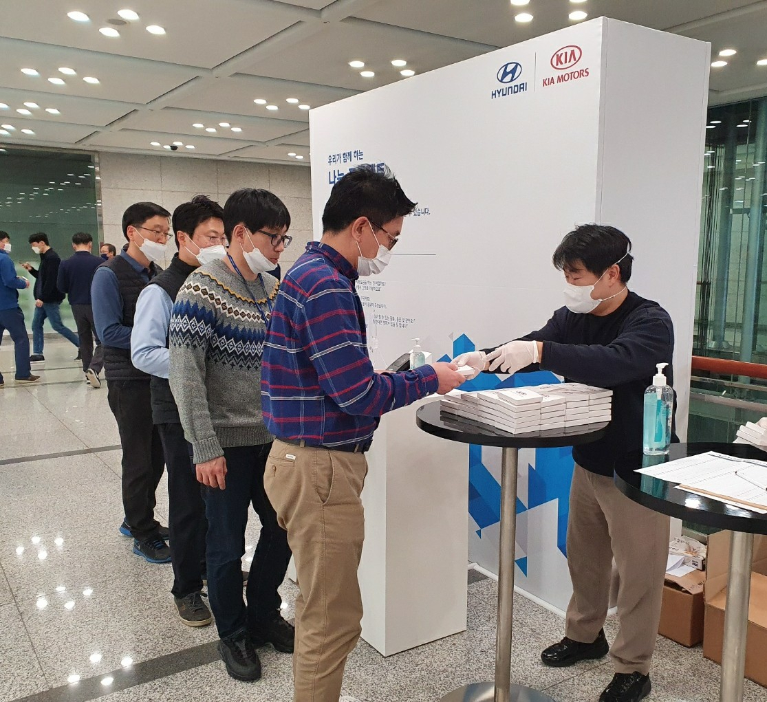 ‘나눔 프로젝트’에 현대·기아차 본사 직원들이 무인 기부 단말기를 통해 나눔 실천을 하고 있다. [현대·기아차 제공]