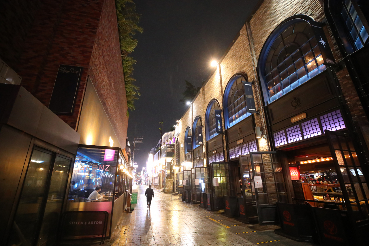 지난 8일 오후 서울 이태원의 음식점과 술집 등이 밀집한 골목이 한산한 모습을 보이고 있다. [사진=연합뉴스]