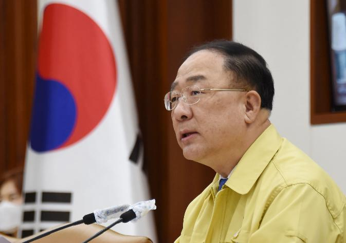 문재인 정부가 집권 4년차에 접어든 가운데 청와대와 국무조정실 등 경제정책 핵심라인에 기획재정부 출신 인사들이 포진하면서 기재부 및 홍남기 부총리의 정책 주도력이 강화될 것으로 예상된다. 홍남기 부총리 겸 기재부 장관이 지난 7일 정부서울청사에서 ‘제2차 비상경제 중앙대책본부 회의’를 주재하고 있다. [기획재정부 제공]